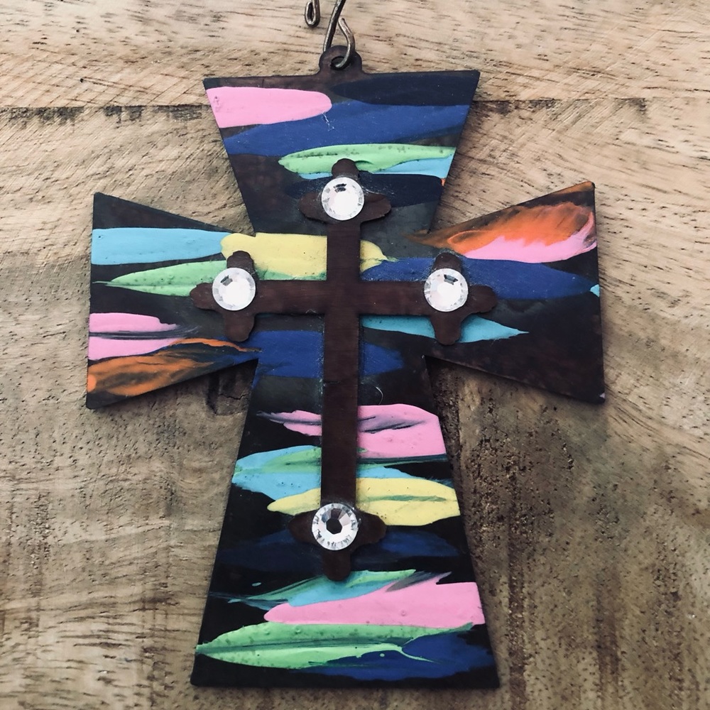Painted metal cross that could be a wall hanging, Xmas tree ornament, or pendant - Picture 2 of 9